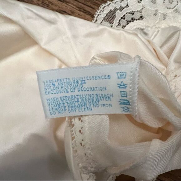 Vassarette lingerie top  - Picture 8 of 9